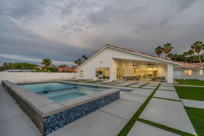 Building Photo - Meticulously renovated single-story contemporary estate