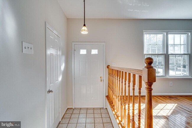 Building Photo - 3 Bedroom 3.5 Bath 3 Level Townhome in Germantown