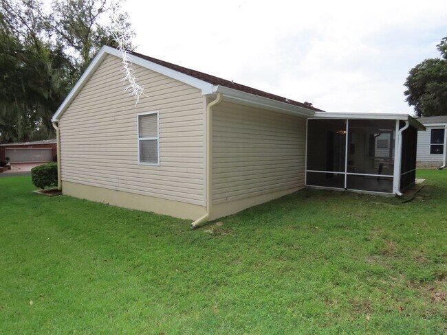Building Photo - Golf Course Views in The Villages