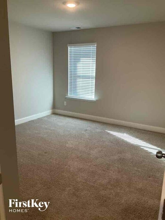 Building Photo - 215 Cheshire Dr