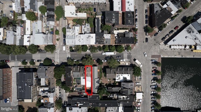 Building Photo - 806 S Ann St