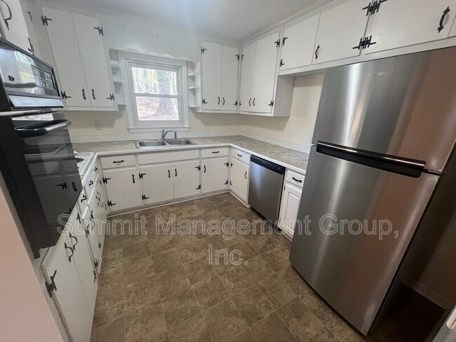 Building Photo - 8293 Lakeview Dr SW