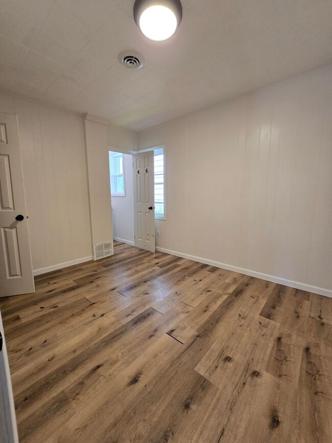 Building Photo - Enderis Park 2 Bedroom 1 Bathroom Single F...