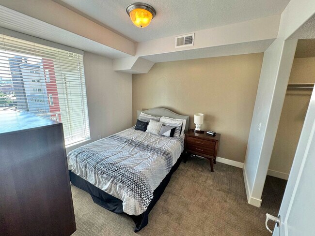 Building Photo - 460 E 400 S