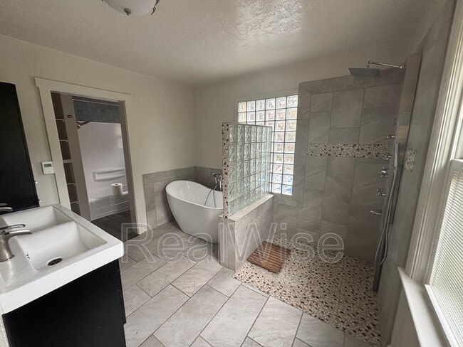 Building Photo - 364 W Selmar Ct