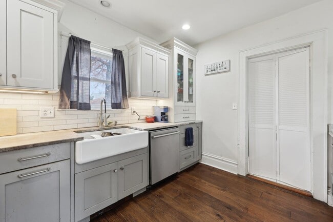 Building Photo - 48 Marinus St