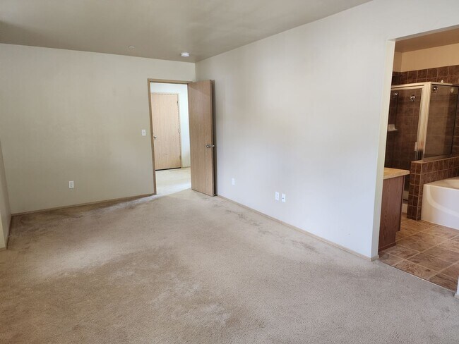 Building Photo - 1569 Burnside Pl