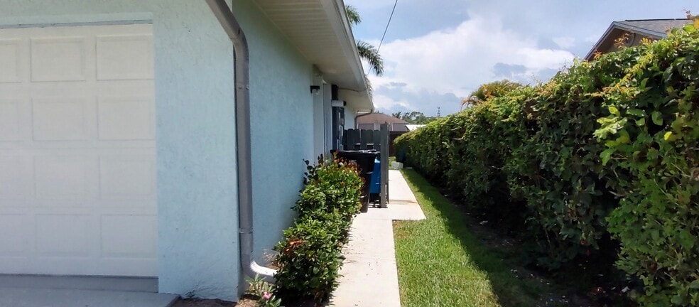 Building Photo - 1132 SE Oriental Ave