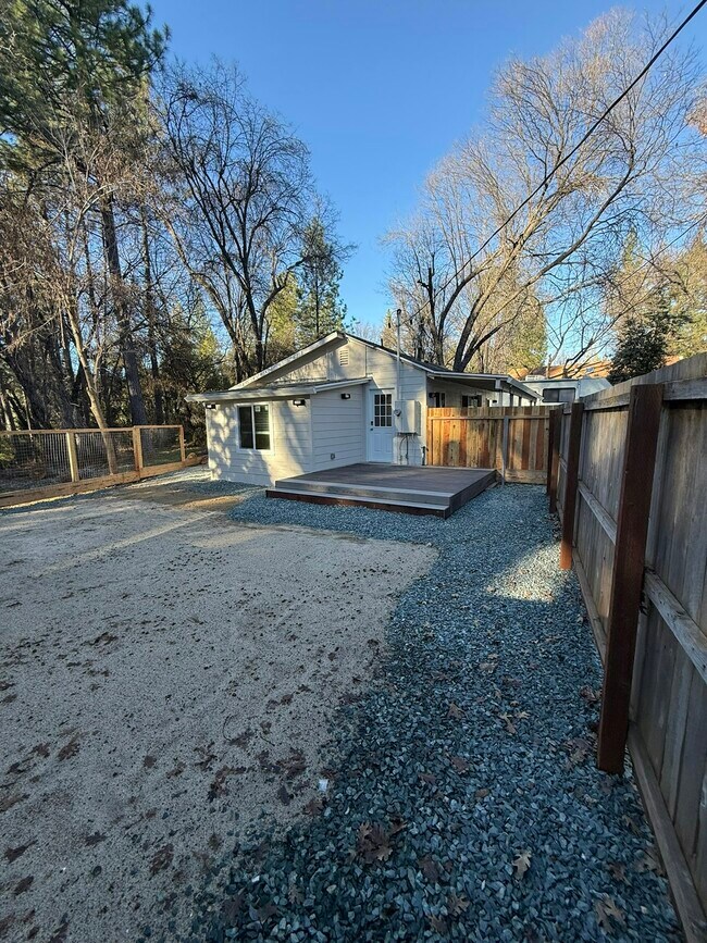 Building Photo - 204 Lambert Ln