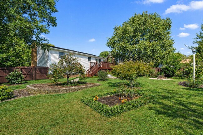 Building Photo - 11501-11505 5 Cedars Rd