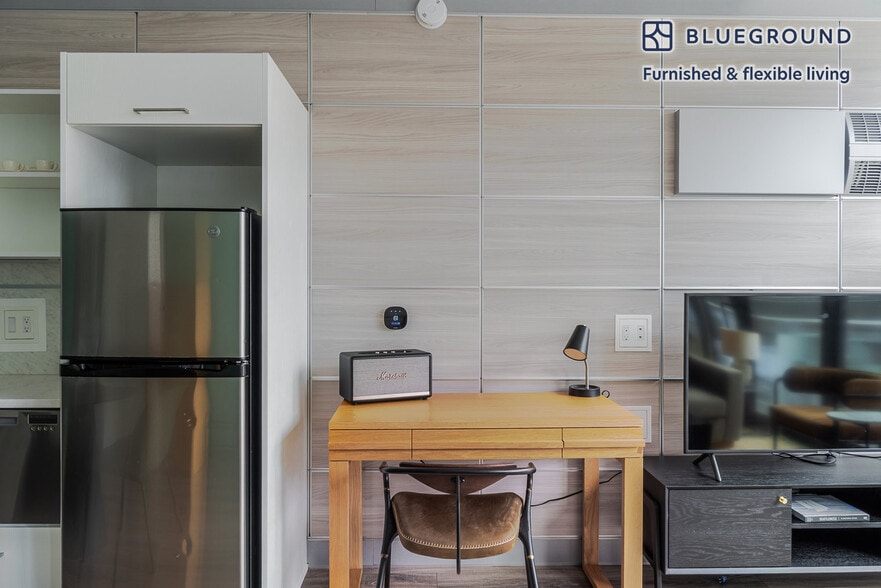 Building Photo - 303 Battery St