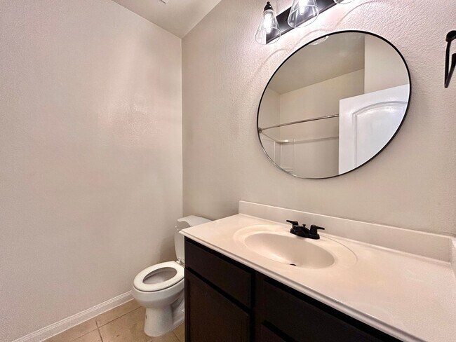 Building Photo - Beautiful 3-Bedroom, 2-Bath Home with Comm...