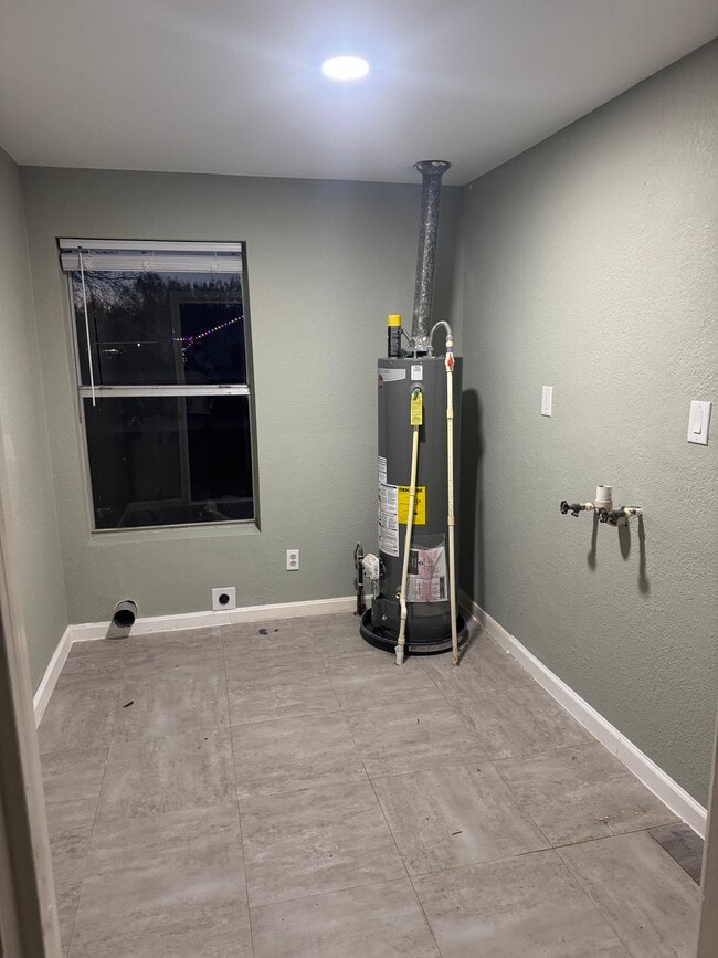 Building Photo - 105 N Avenue D