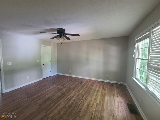 Building Photo - 127 Welcome Wood Dr