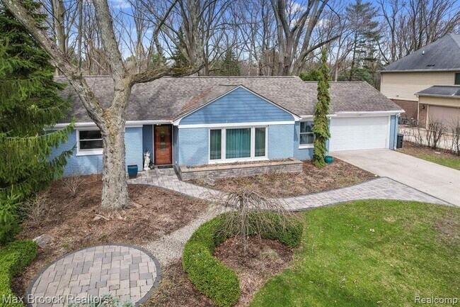 Building Photo - 2905 W Hickory Grove Rd