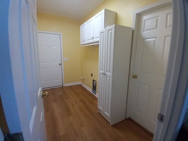 Building Photo - 565 Batty Way