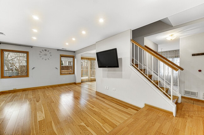 Building Photo - 446 Irvine Ct