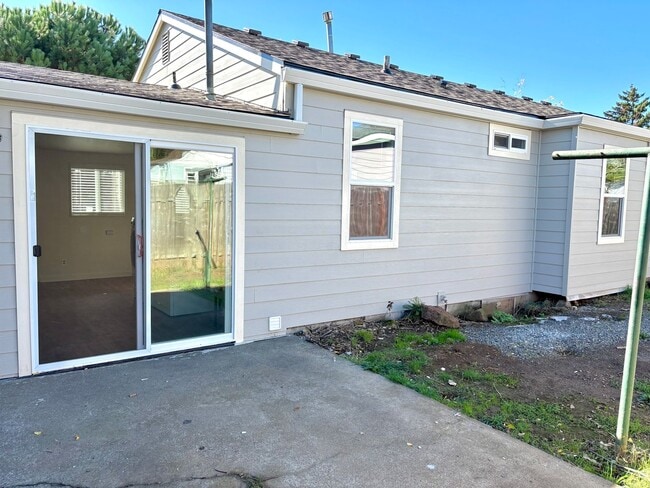 Building Photo - Powellhurst-Gilbert Updated 4 Bedroom/2 Ba...