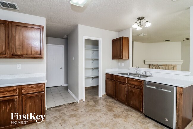 Building Photo - 3913 Fox Run Dr