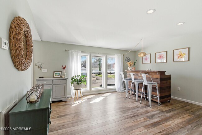 Building Photo - 616 Newport Ave