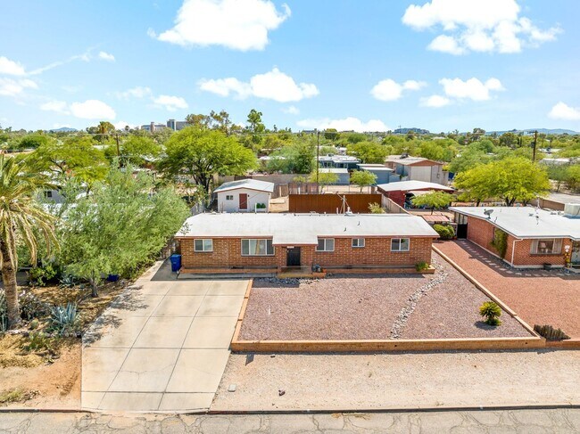 Building Photo - Spacious 4-Bedroom Home Near UA & Banner Health!