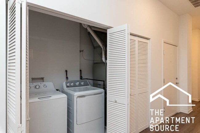 Building Photo - South Loop 3 bed 2 bath -- Updated Kitchen...