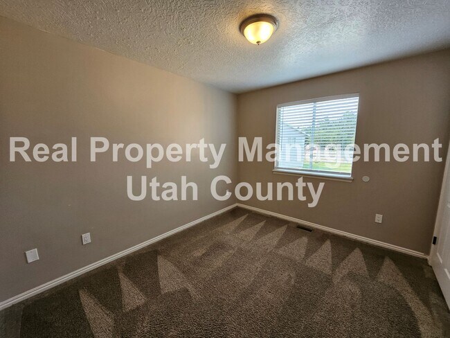 Building Photo - Large Orem Home