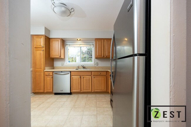 Building Photo - 415 N Fox Hills Dr
