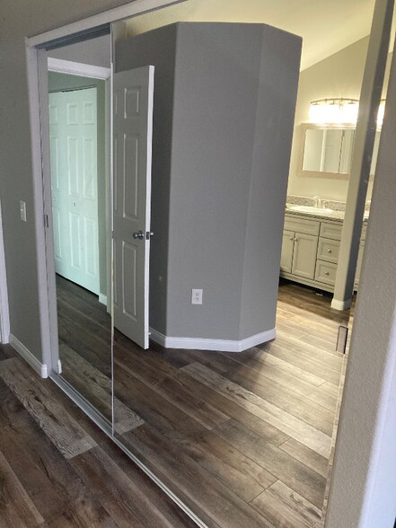 Building Photo - 3246 Mozart Dr