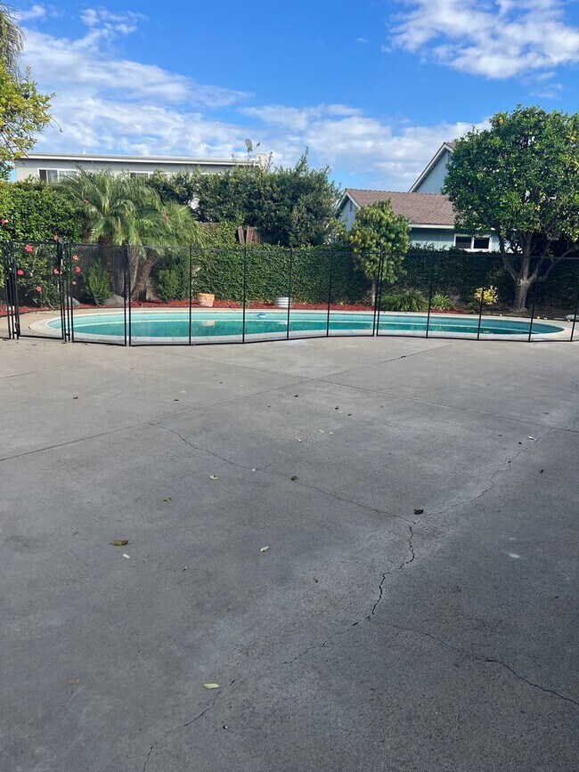 Building Photo - Moffett tract 5 bedroom home with pool in cul-de-sac