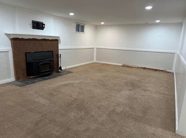 Building Photo - 655 Balsam St