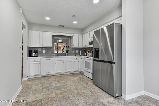 Building Photo - 9126 Trevi Cir W