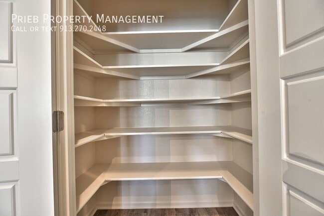 Building Photo - 443 W Apache St