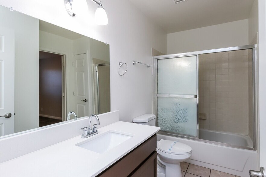Building Photo - 921 S Val Vista Dr