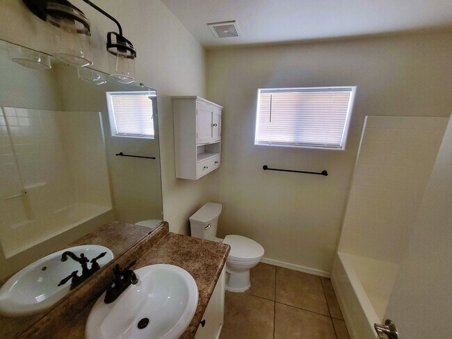 Building Photo - Spacious 3BR Phx Home for Rent!