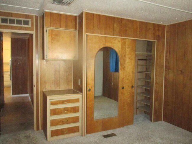 Building Photo - 848 S Lyon Ave