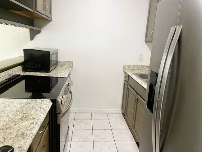 Building Photo - 2 Bedroom Coastal Convenience