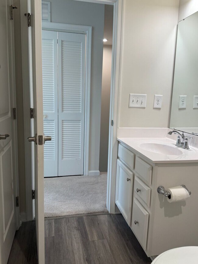 Building Photo - Amazing 3 Bedroom Townhome in North East R...