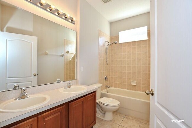 Building Photo - Beautiful 4/2 Home with a Spacious 2 Car G...