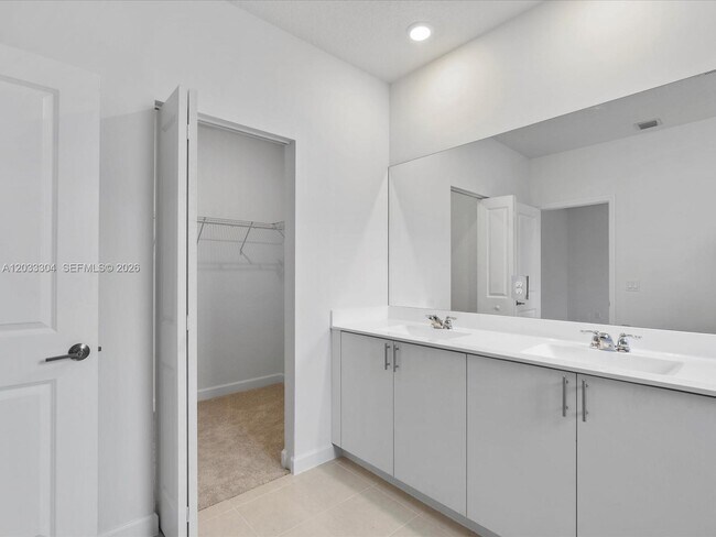 Building Photo - 106 SW 184th Ave