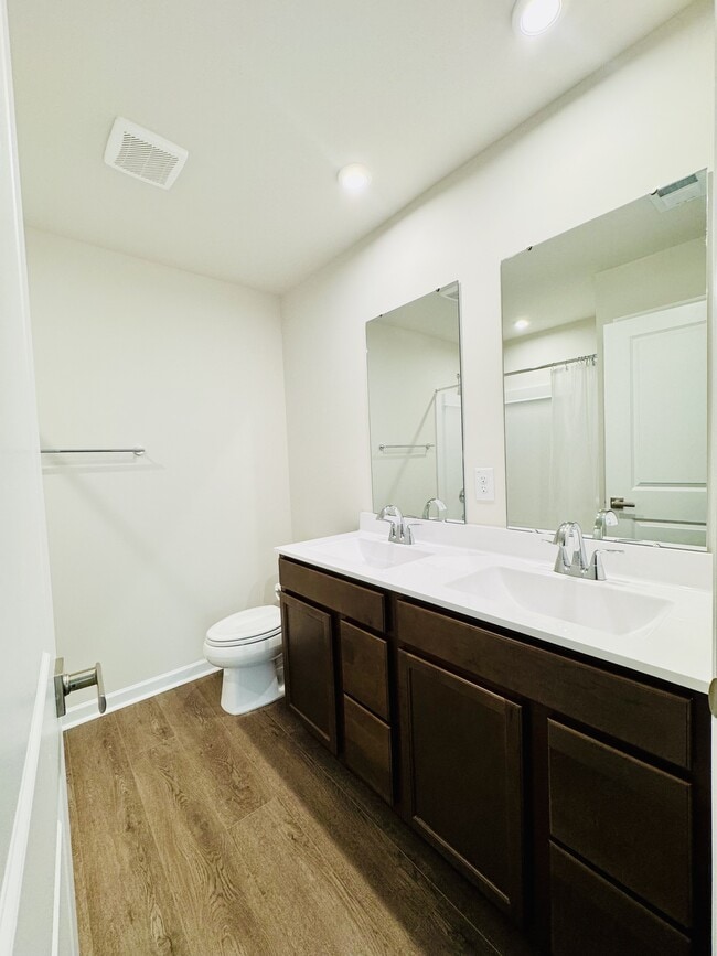 Building Photo - 405 Myrtle Mdws Dr