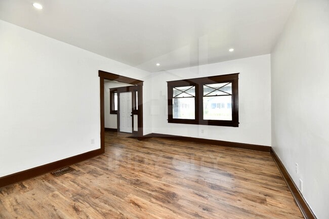 Building Photo - 3634 N Kenwood Ave