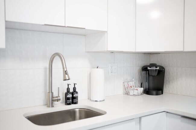 Building Photo - 1136 Crescent Ave NE