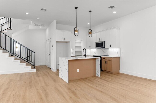 Building Photo - 1805 Sakowitz St