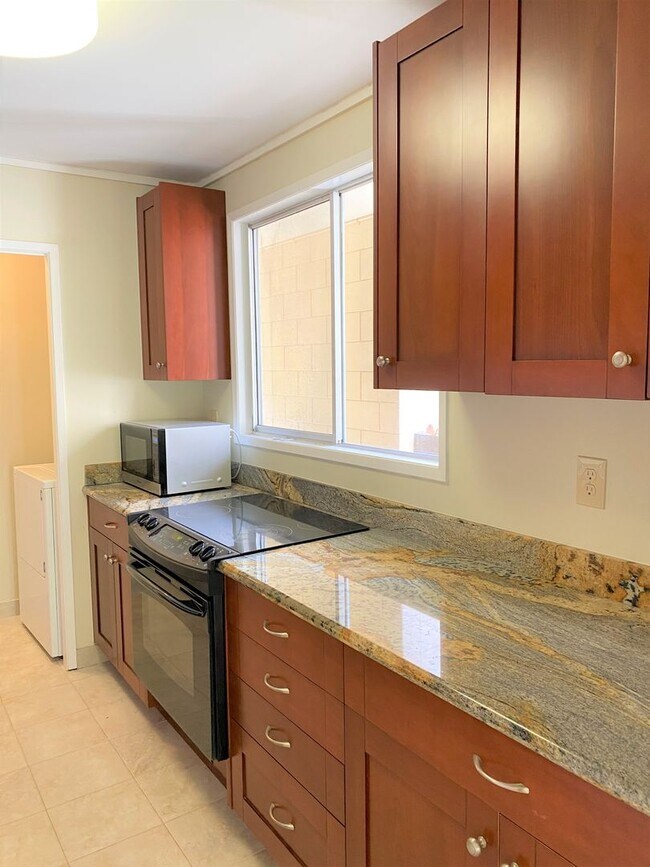 Building Photo - Rarely Available Haleloa II - 3/2/2