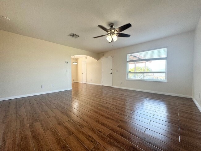 Building Photo - AVAILABLE NOW!! 3 Bed / 2 Bath Home in Des...