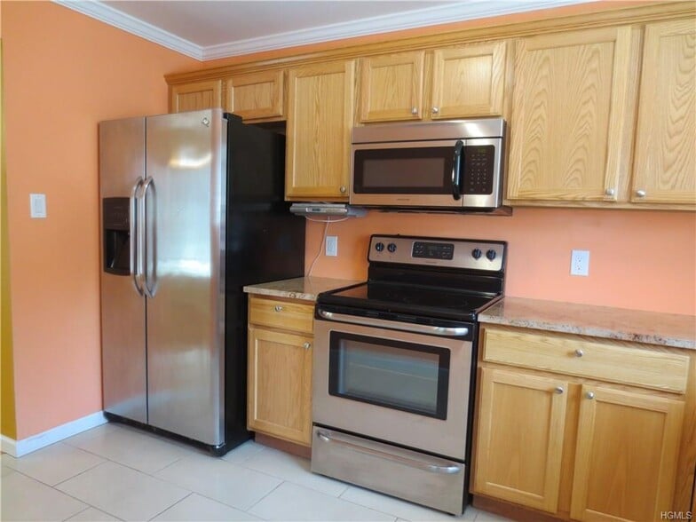 Kitchen - 9 Edison Ave