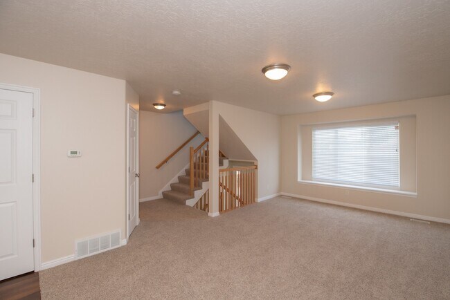 Building Photo - Beautiful Townhome in Great Location!