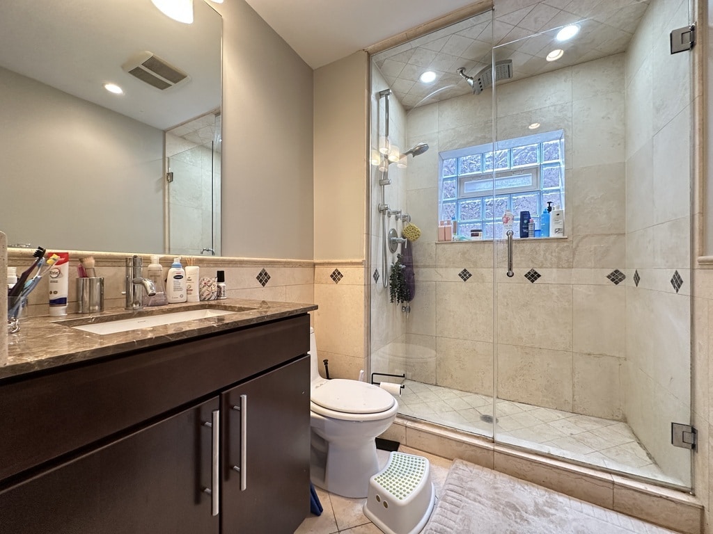 Building Photo - 917 N Damen Ave