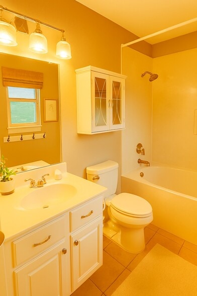 Primary bathroom - 216 Pullman Place Blvd